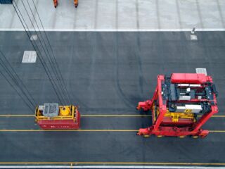 Automate without disruption: How phased straddle carrier automation protects your operations